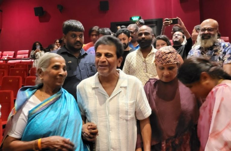 Nimbiya banada myaga movie watched by shivrajkumar. ನಿಂಬಿಯಾ ಬನಾದ ಮ್ಯಾಗ ” ಚಿತ್ರದಲ್ಲಿ ಸೋದರಳಿಯನ ಅಭಿನಯಕ್ಕೆ ಶಿವಣ್ಣ ದಂಪತಿ ಮೆಚ್ಚುಗೆ.