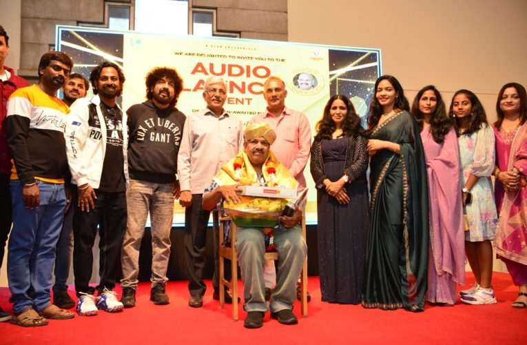 “31 days” movie song released. “ಜಾಲಿಡೇಸ್” ಹುಡುಗನ “31 DAYS” ಚಿತ್ರದ ಹಾಡುಗಳ ಬಿಡುಗಡೆಯಲ್ಲಿ ವಿ. ಮನೋಹರ್ ರವರಿಗೆ ಸನ್ಮಾನ.