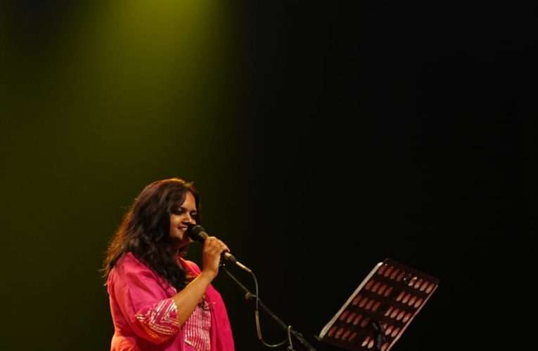 ಸತತ 12 ಗಂಟೆವರೆಗೆ87 ಹಾಡುಗಳನ್ನುಹಾಡಿದ ಮಾನಸ ಹೊಳ್ಳ