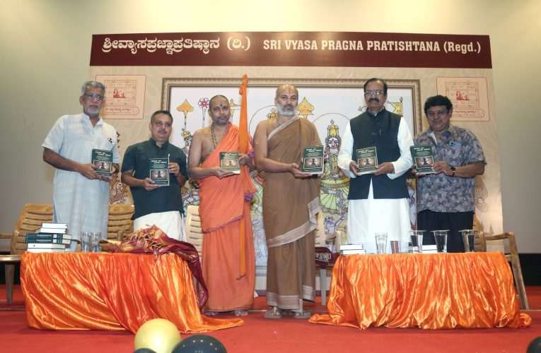 “ಸಂಗ್ರಹ ರಾಮಾಯಣದ ಈ ಅನುವಾದ‌ ಸಂಸ್ಕೃತ ಅಧ್ಯಯನಕ್ಕೆ ಬಾಗಿಲು” — ಶ್ರೀಈಶಪ್ರಿಯತೀರ್ಥರು, ಅದಮಾರು ಮಠ, ಉಡುಪಿ.