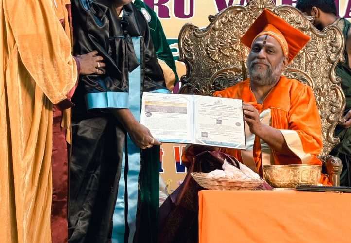 US ಯೂನಿವರ್ಸಿಟಿ ಯವರಿಂದ ಮಂತ್ರಾಲಯದಲ್ಲಿ PRO ವೆಂಕಟೇಶ್ ರವರಿಗೆ ಗೌರವ ಡಾಕ್ಟರೇಟ್