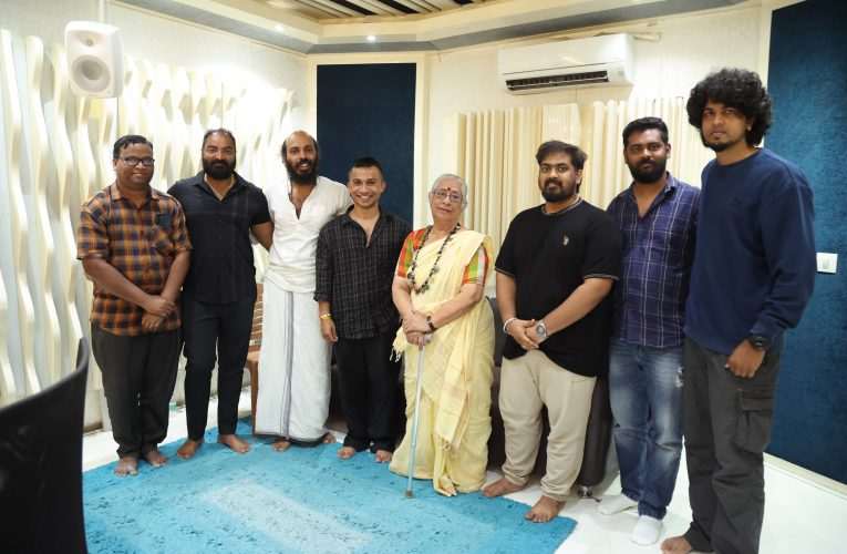 ಖ್ಯಾತ ರಂಗಭೂಮಿಯ ಹಿರಿಯ ಗಾಯಕಿ ಬಿ. ಜಯಶ್ರೀ ರವರು ಕರಾವಳಿ ಚಿತ್ರಕ್ಕೆ ಹಾಡಿದ್ದಾರೆ.