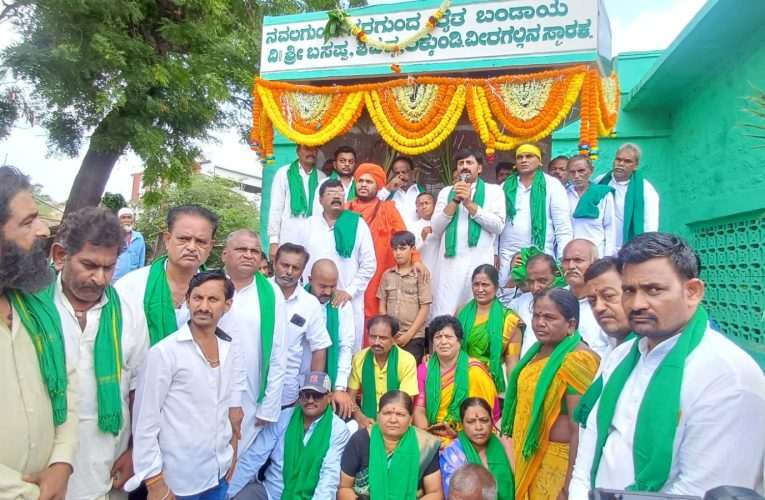 “Realistic Filming of the Navalgund Farmers’ Martyrs’ Commemoration for the film Karnatabalam Ajeyam.”     ಕರ್ಣಾಟಬಲಂ ಅಜೇಯಂ ಚಿತ್ರಕ್ಕೆ ನವಲಗುಂದದ ರೈತ ಹುತಾತ್ಮರ ದಿನಾಚರಣೆಯ ನೈಜ ಚಿತ್ರೀಕರಣ.