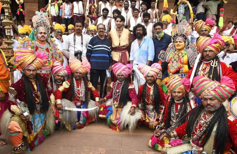 ಐತಿಹಾಸಿಕ ಬಾದಾಮಿ ಗುಹೆಗಳಲ್ಲಿ        “ಕರ್ಣಾಟಬಲಂ ಅಜೇಯಂ” ಚಿತ್ರದ ಅದ್ದೂರಿ ಚಿತ್ರೀಕರಣ.