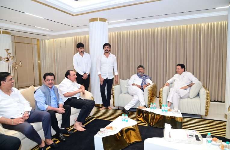 ವಿಜಯನಗರದ ಎಂ ಕೃಷ್ಣಪ್ಪ ರವರ ಮನೆಗೆ ರಣದೀಪ್ ಸಿಂಗ್ ಸುರ್ಜೀವಾಲ, ಅಭಿಷೇಕ್ ದತ್ತ ಹಾಗೂ ಸಿಎಂ ಡಿ ಕೆ ಶಿವಕುಮಾರ್ ರವರ ಭೇಟಿ.