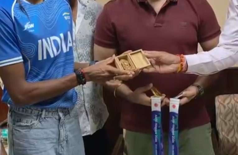 ಚಿನ್ನದ ಹುಡುಗಿ ಪೂವಮ್ಮ ಭೇಟಿಯಾದ ನಟ  ಶೈನ್ ಶೆಟ್ಟಿ.  Actor Shine Shetty Felicitates Karnataka’s Gold Medal-Winning Athlete Poovamma at the Asian Games